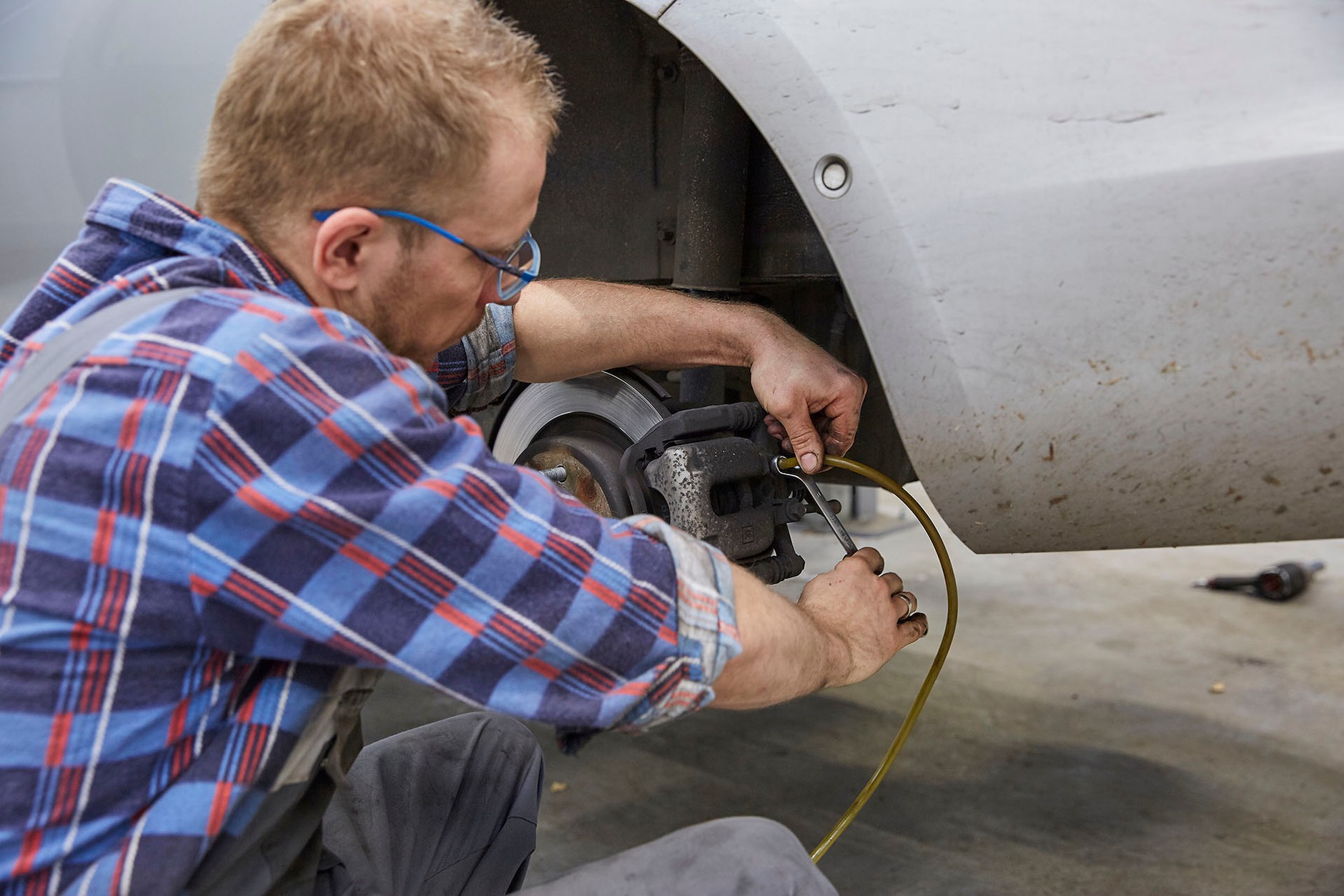 Klocki hamulcowe i tarcze - wymiana krok po kroku