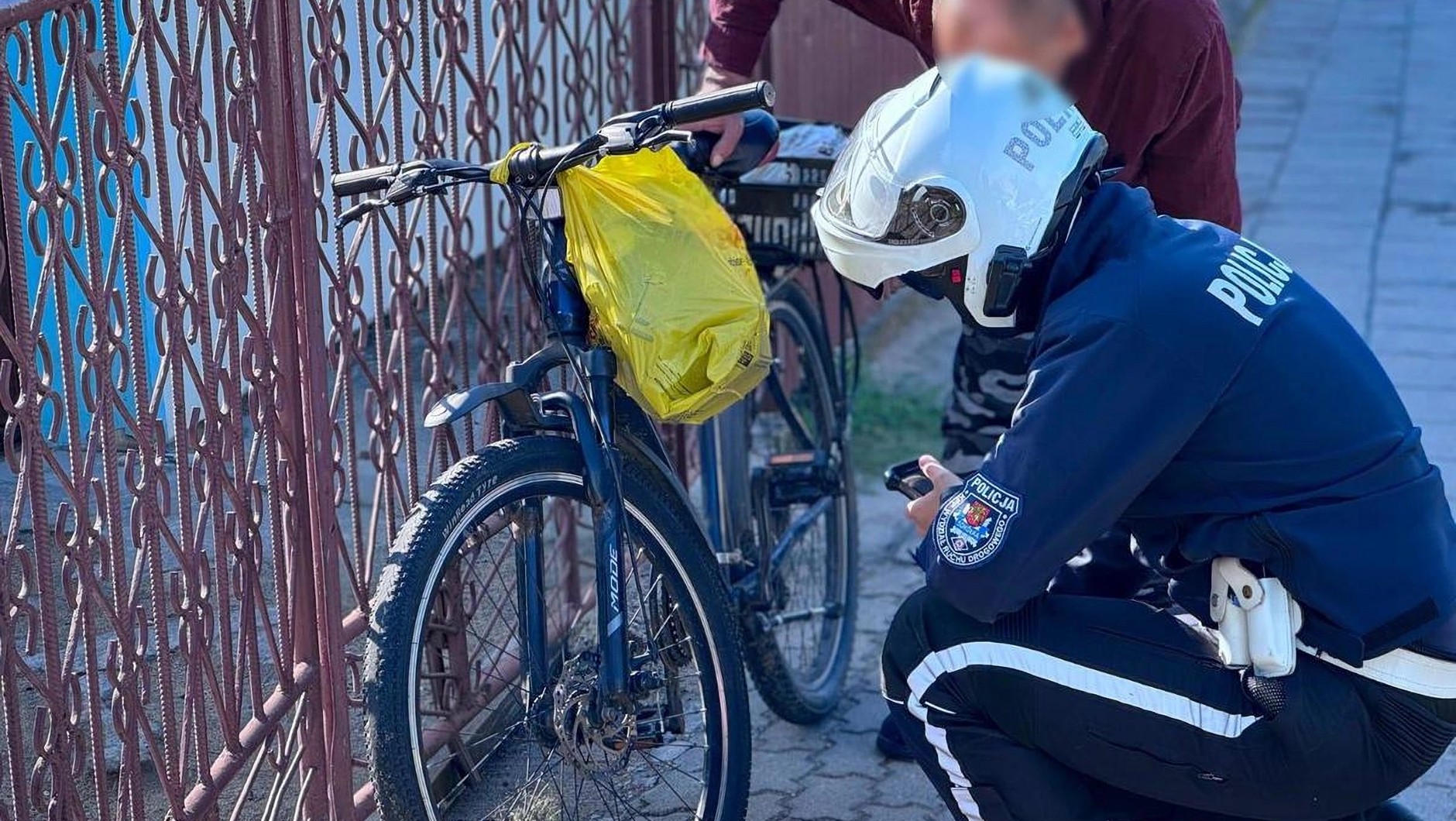 Policjant kontroluje rower