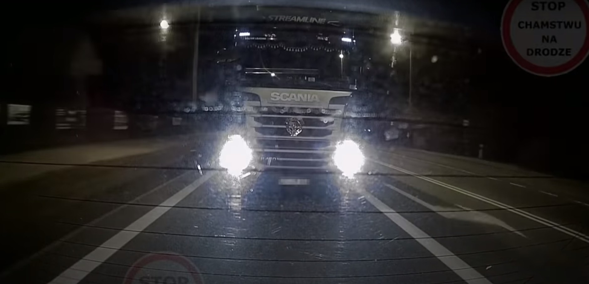 Ciężarówka poganiająca kierowcę auta osobowego