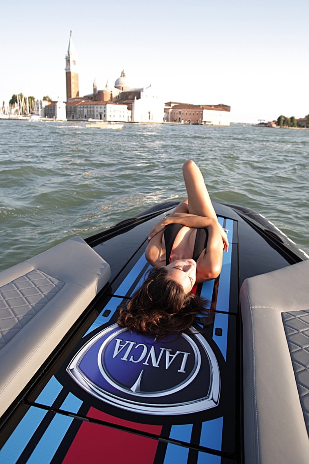 Lancia wypływa na szerokie wody