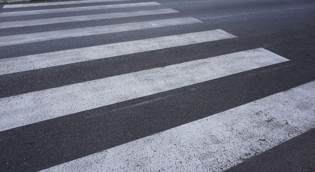 Uwaga na przejścia sugerowane. Są pasy, ale to nie są przejścia dla pieszych