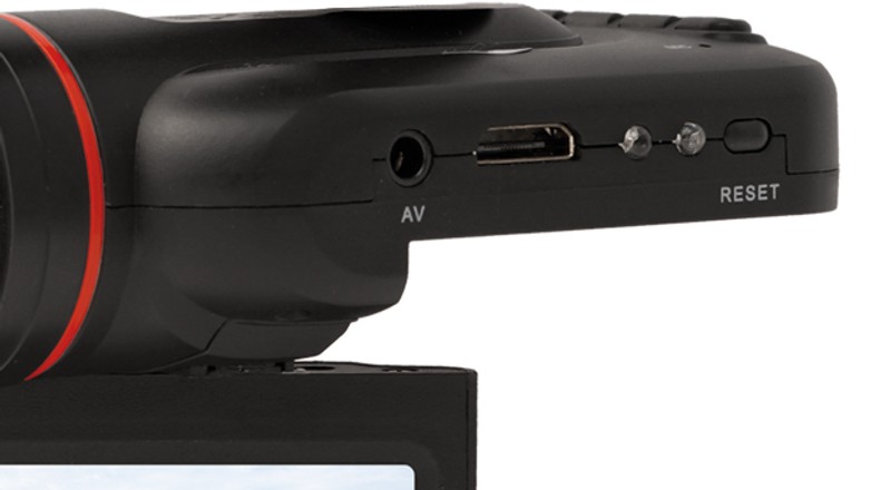 Smart GPS DriveCam 300, czyli tańszy model rejestratora z mniejszym uchwytem.