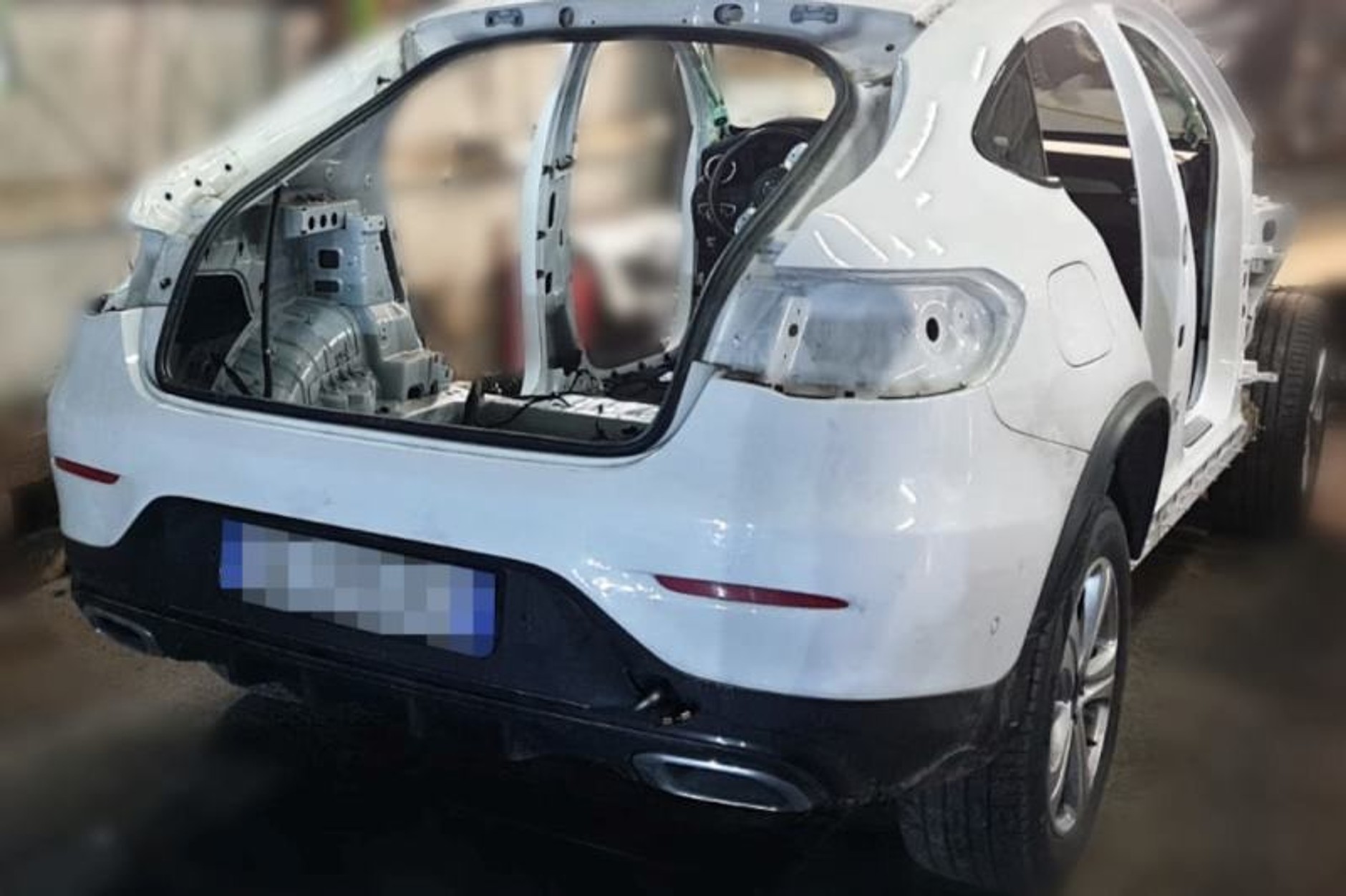 Zabezpieczony Mercedes GLC 300D 4matic, częściowo już zdemontowany
