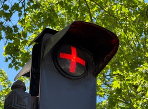 Sygnalizator z plusem pomaga kierowcom, ale oni go nie znają. Lepiej go rozumieć