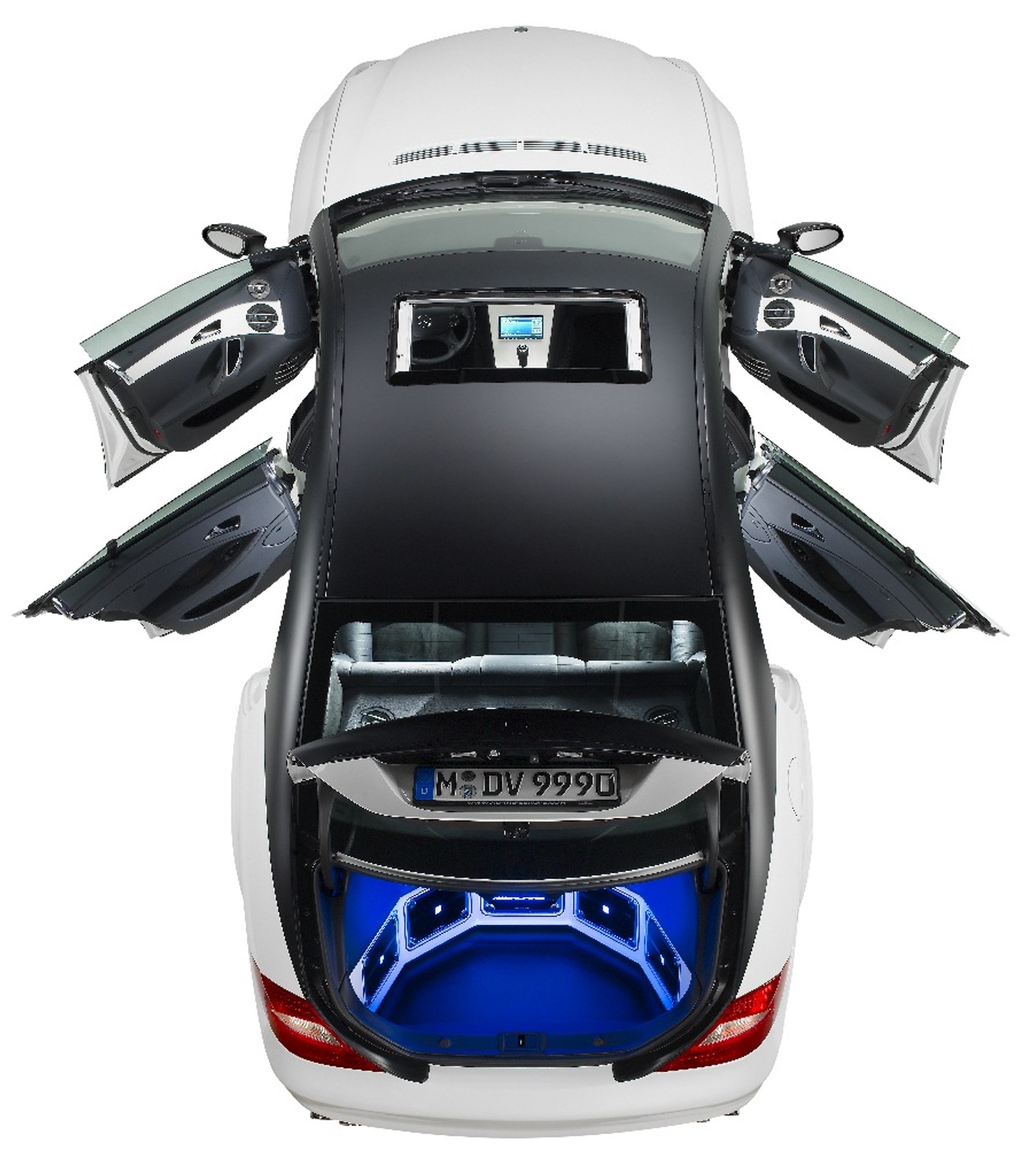 Głośniki w drzwiach i półce, wzmacniacze w bagażniku.