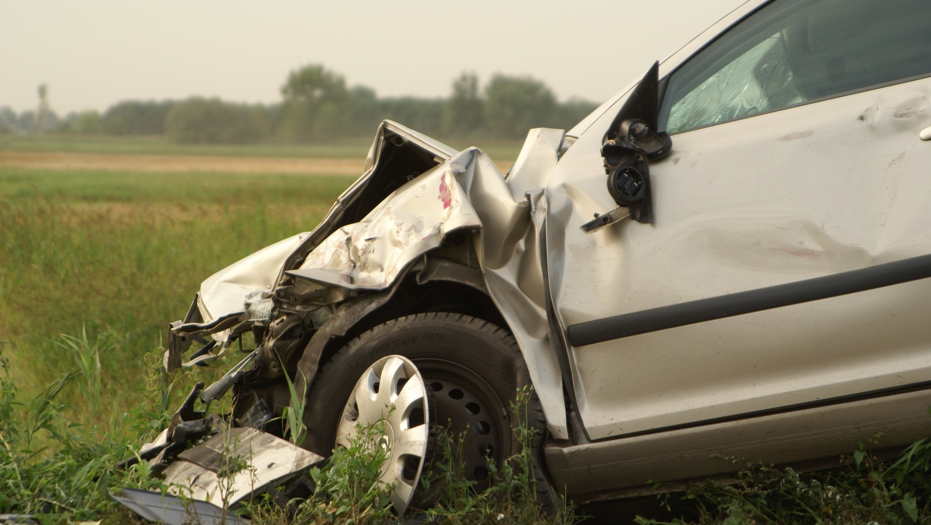 Takie skutki kolizji to jeszcze nic. Gdyby doszło do zderzenia czołowego przy wysokiej prędkości, auto zmieniłoby się w kostkę złomu.