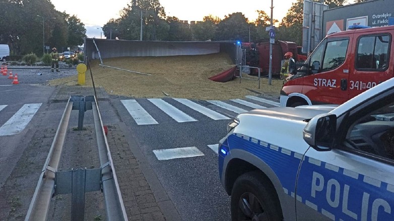 20 ton zboża zasypało rondo w Ostrołęce