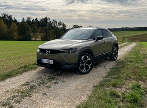Jeździłem Mazdą MX-30 R-EV z silnikiem Wankla. Czy taka hybryda plug-in ma sens?