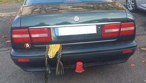 Z bagażnika samochodu wystawało coś niepokojącego. Interweniowała niemiecka policja
