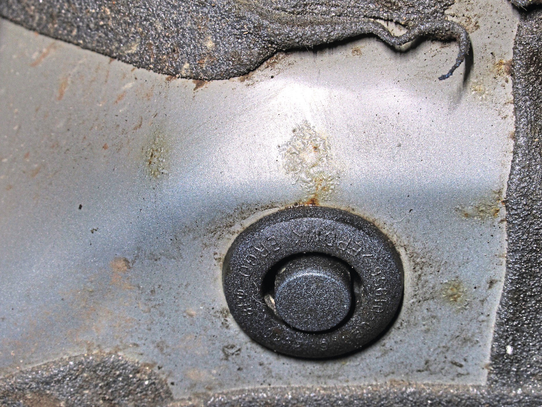 Po dwóch latach na podwoziu w wielu miejscach widać zaczątki korozji.