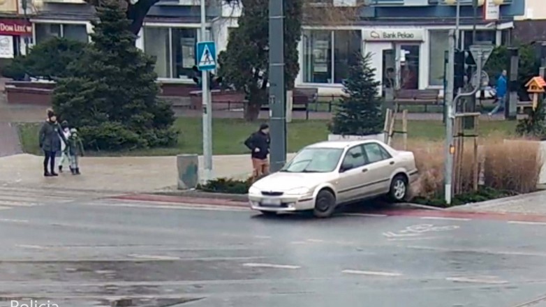 Bez uprawnień wjechał na tory, a potem w drzewo. Tłumaczył, że bolą go oczy