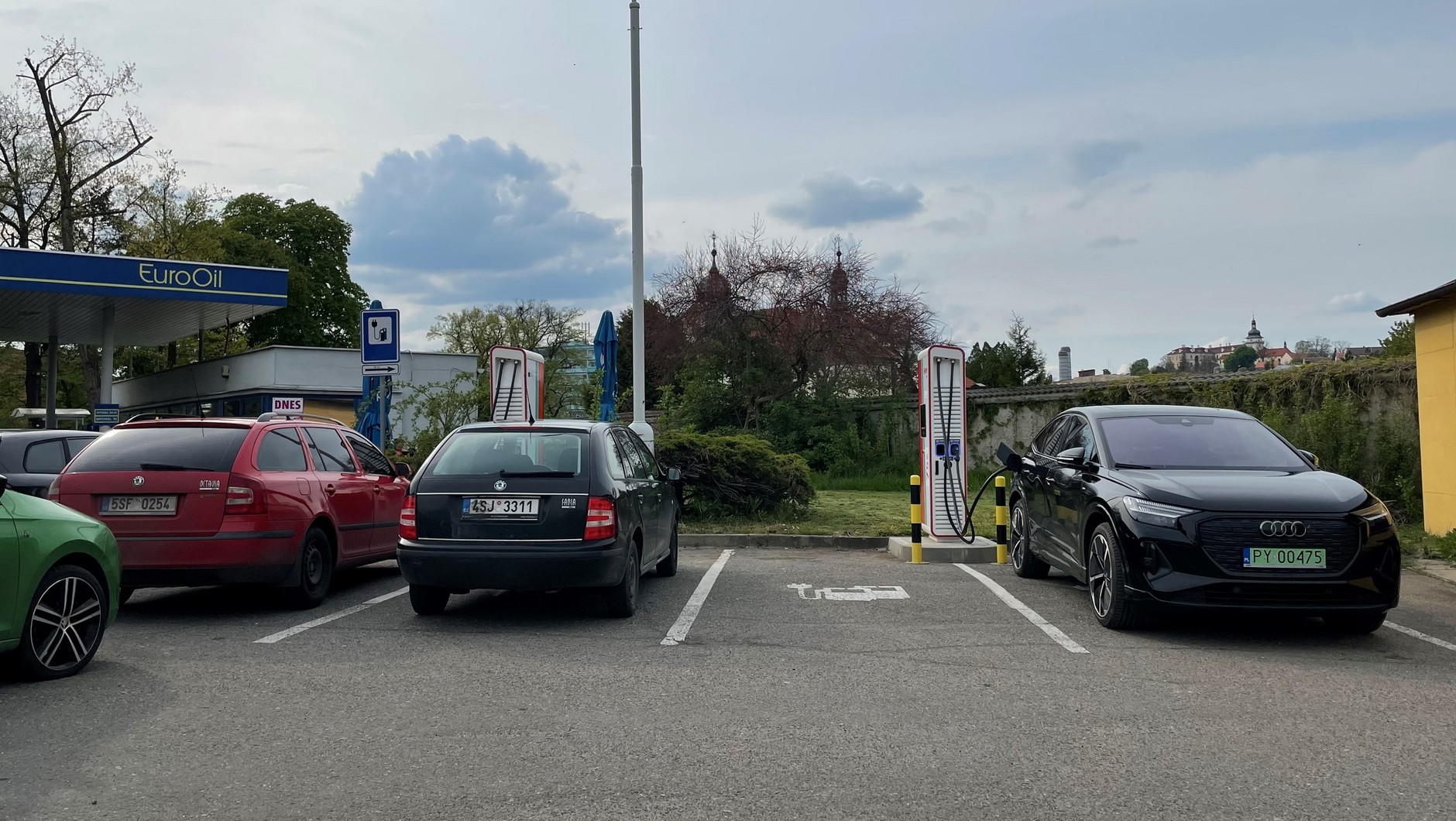 W Czechach jak w Polsce. Elektryczne Audi i "elektryczne" Skody
