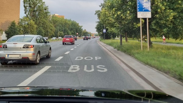Czy kierowcy elektryków stracą największy przywilej? Ważą się losy przepisu