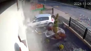 Z impetem wjechała samochodem w budynek. Ucierpiała także domowniczka