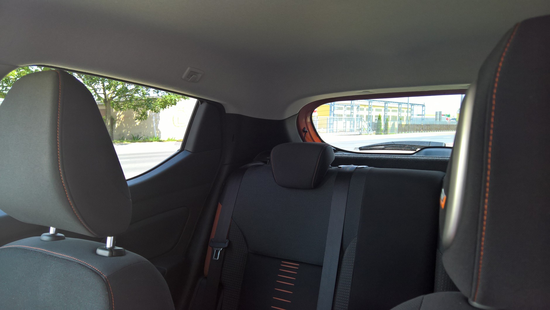 Bez kamery ani rusz. Kierowca z tyłu niewiele zobaczy. Nissan Micra ma jednak świetny system kamer