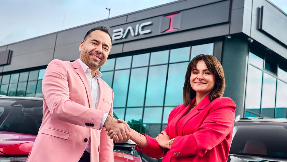 Agnieszka Czajka, General Manager OTOMOTO oraz Tomasz Różański, Dyrektor Zarządzający BAIC Polska