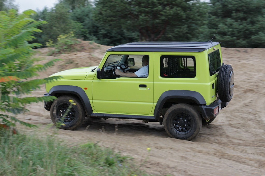 Suzuki Jimny to jedna z ostatnich terenówek "starej szkoły" – żeby móc utrzymać ją na europejskim rynku, Suzuki uciekło się do triku i sprzedaje ten model jako dwuosobowe auto dostawcze.