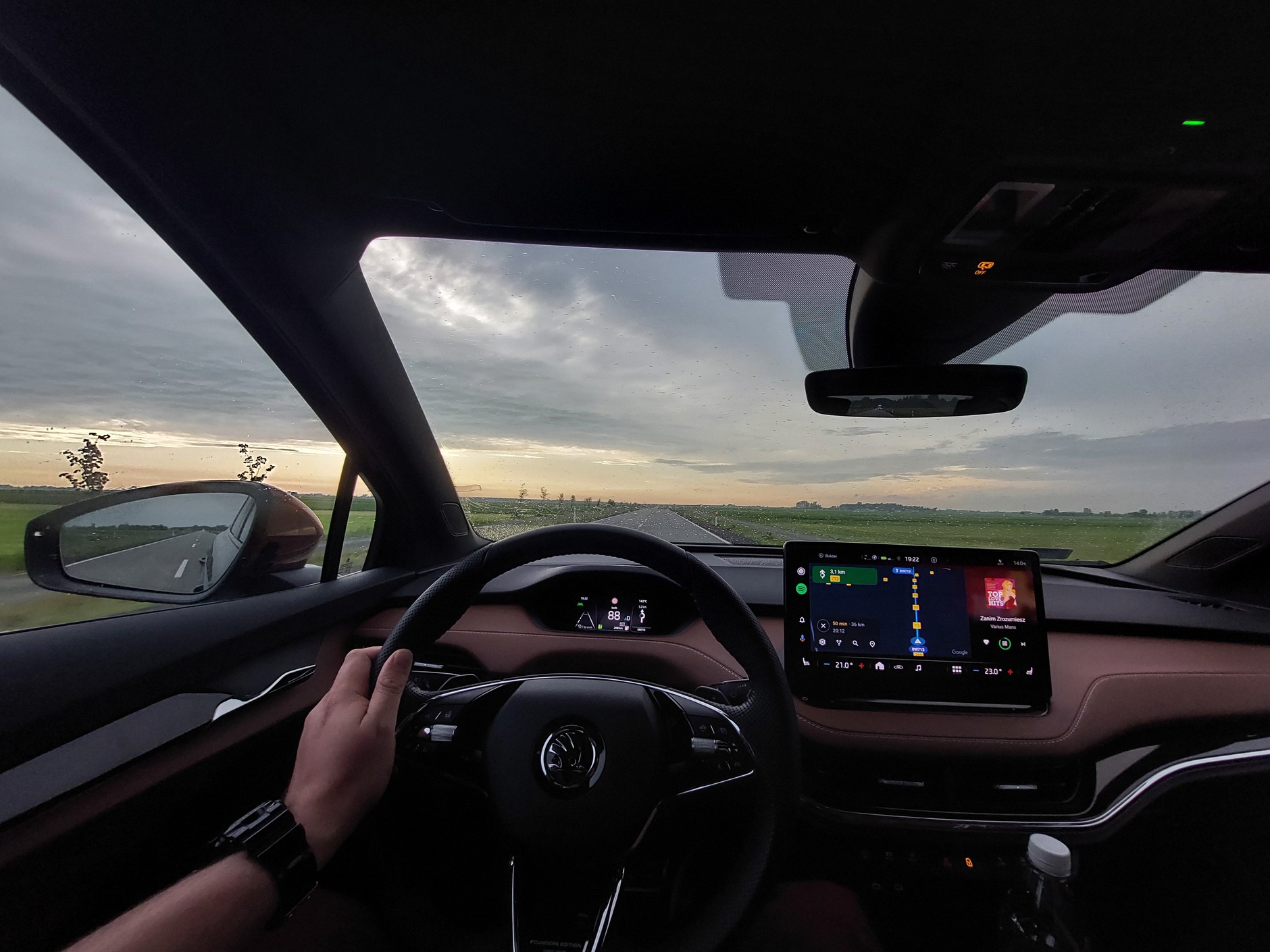 Wnętrze auta robi spore wrażenie. Widać inspirację BMW.