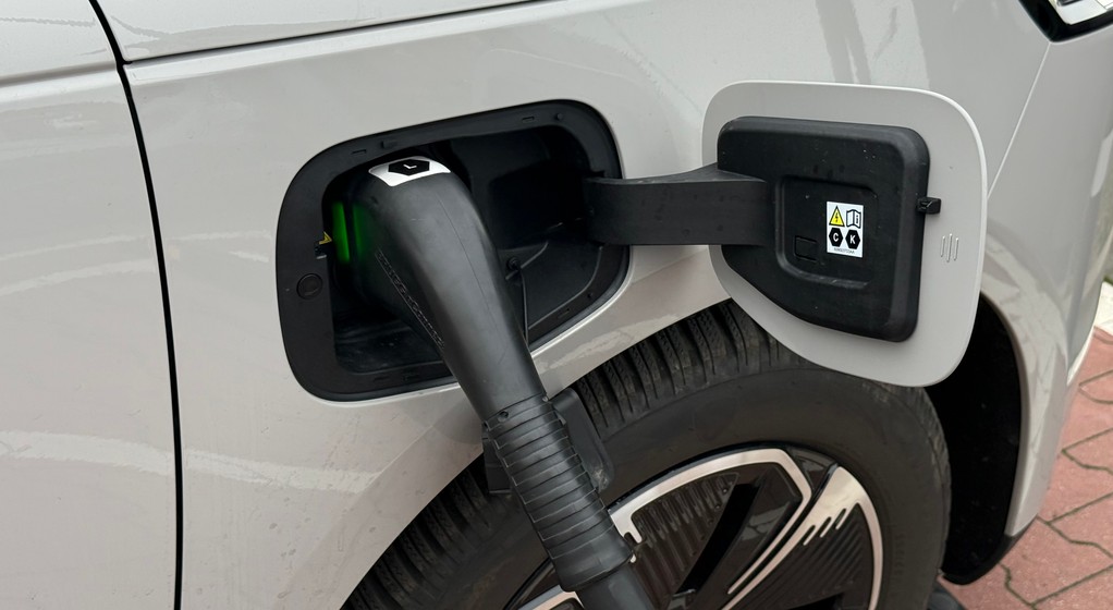 Ładowanie samochodu elektrycznego