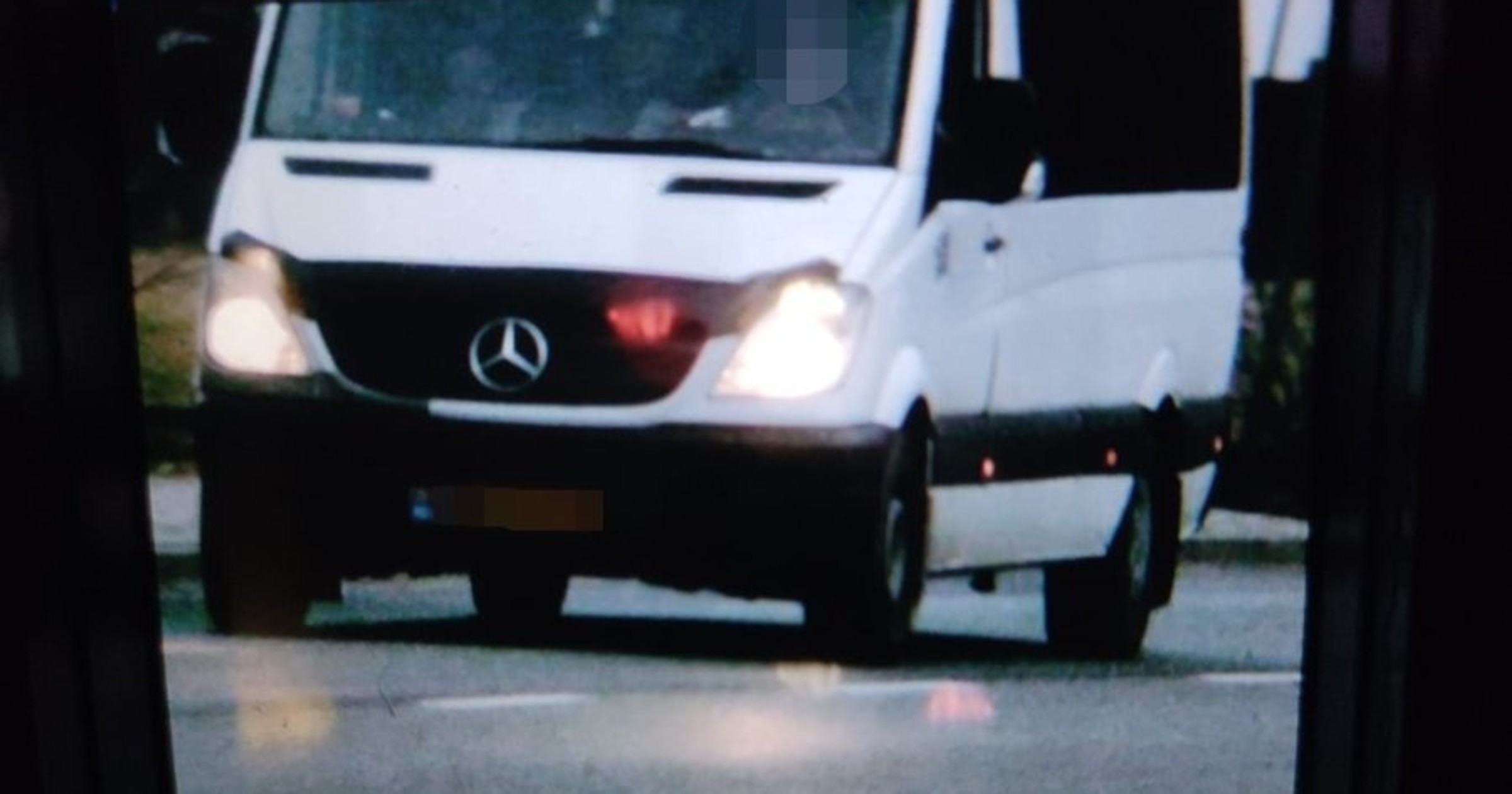 Kierowca Mercedesa jechał za szybko i wiózł zbyt dużo osób