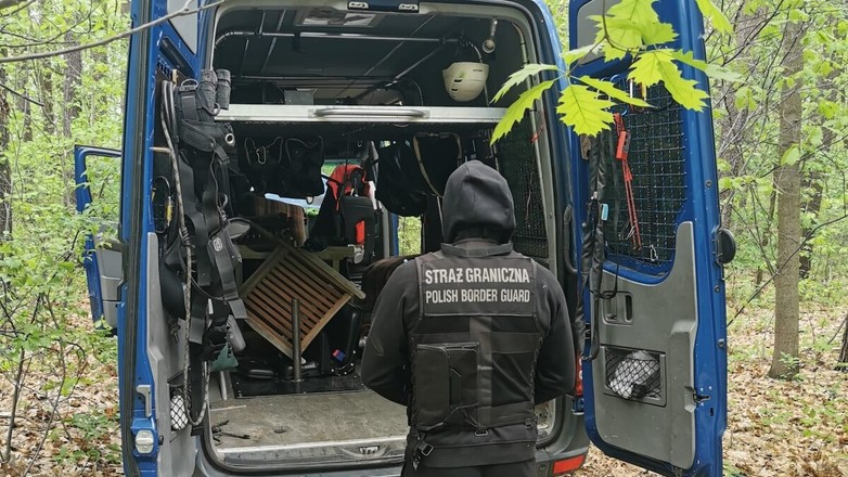 Wnętrze Mercedesa Sprintera odzyskanego przez Straż Graniczną