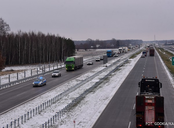 Jest problem. Nową drogą S7 koło Warszawy kierowcy często jeżdżą pod prąd [Wideo]