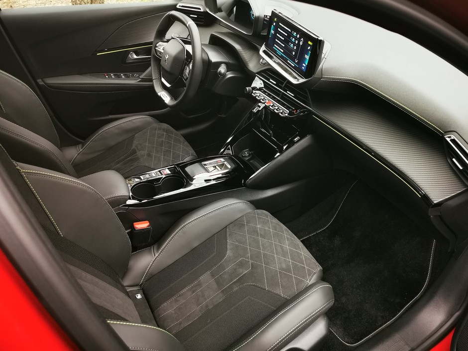 Peugeot e-208"