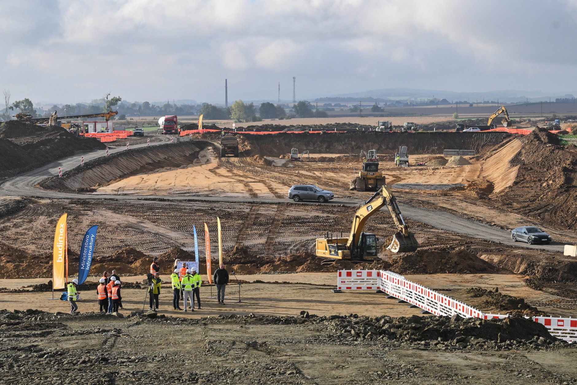 Plac budowy odcinka drogi ekspresowej S8 Jordanów Śląski - Łagiewniki Zachód w Trzebniku
