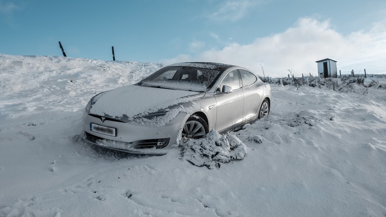 Utknąć w zaspie to nic przyjemnego – czy to w aucie elektrycznym, czy w spalinowym, Wyjaśniamy, w którym dłużej posiedzimy w cieple. 