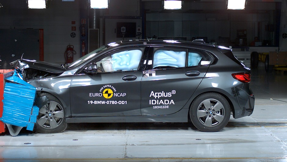 Testy zderzeniowe: BMW serii 1 i serii 3, Peugeota 208 oraz Jeepa Cherokee 