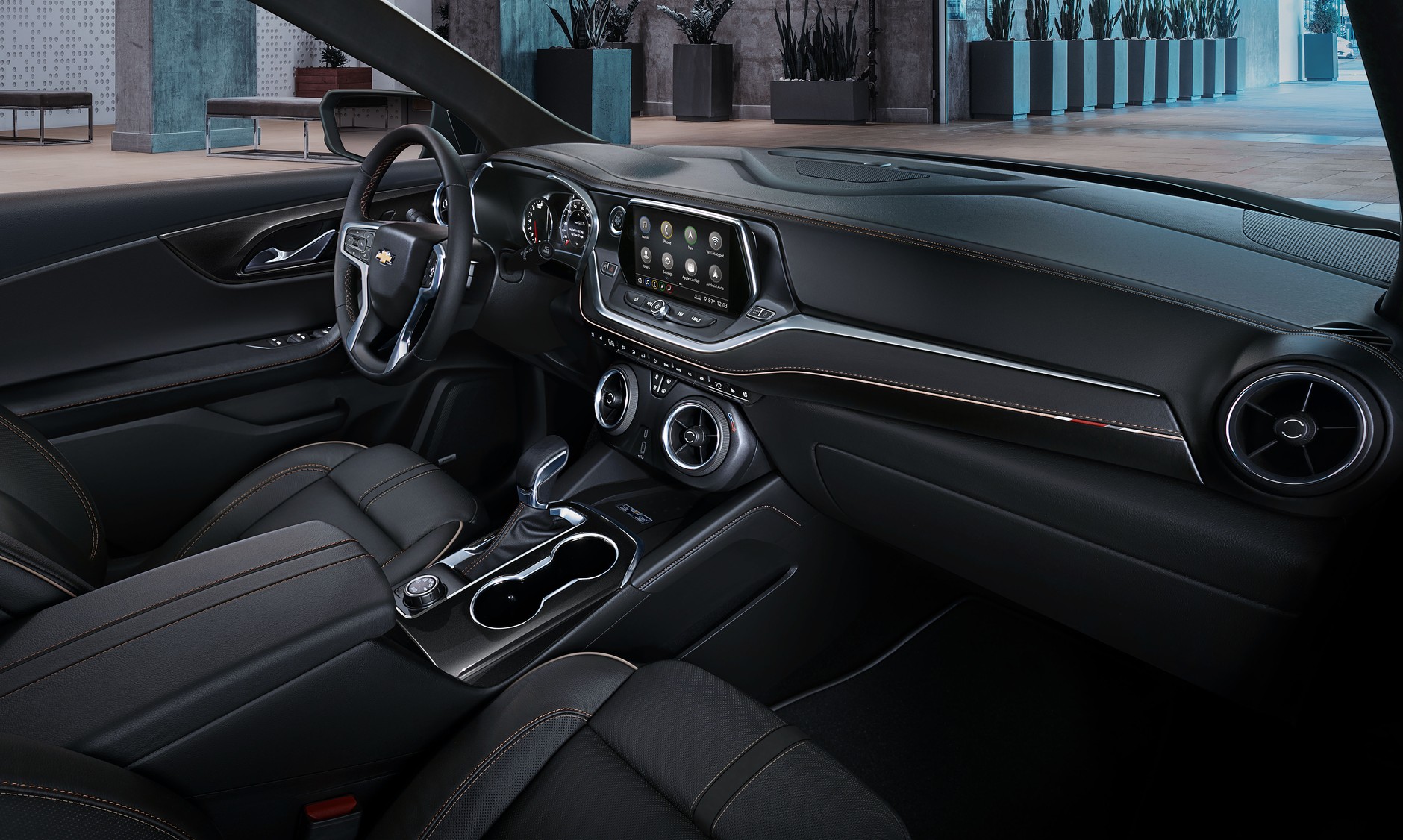 Chevrolet Blazer - w konsoli 8 calowy ekran systemu multimedialnego połączonego z internetem