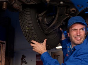 Siedem nawyków kierowców, które prowadzą prosto do warsztatu. Mechanik zaciera ręce