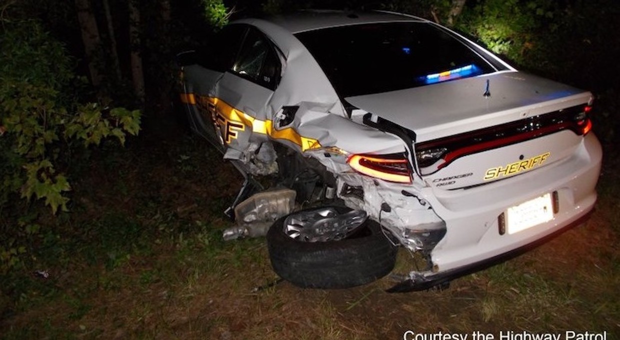 Tesla uderza w policyjny radiowóz. Winnego łatwo wskazać [Nagranie]