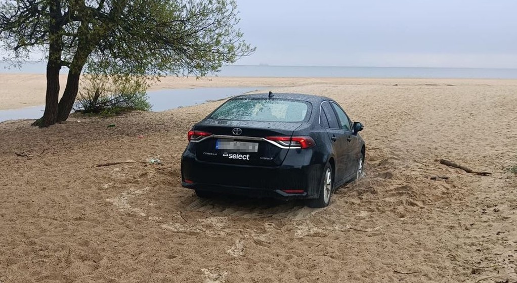Wjechał samochodem na plażę
