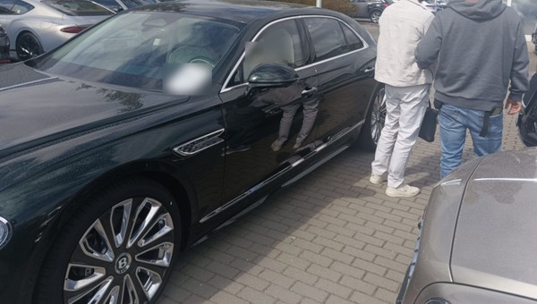 Chciał wypożyczyć Bentleya, podszywając się za kogoś innego