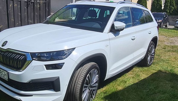 Podszedł do drzwi z tajemniczą walizką. Po chwili spod domu zniknęła Skoda [WIDEO]