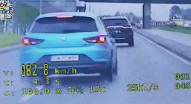 Nie wiedział, że wyprzedza policjantów. Ominął wysepkę pod prąd