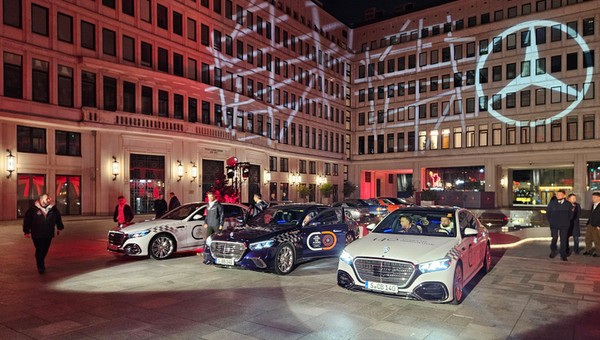 Mercedesy z konwoju „140 Years. 140 Places” w Polsce. W Warszawie na spotkanie z nowymi modelami przyjechali miłośnicy klasycznych Mercedesow. 