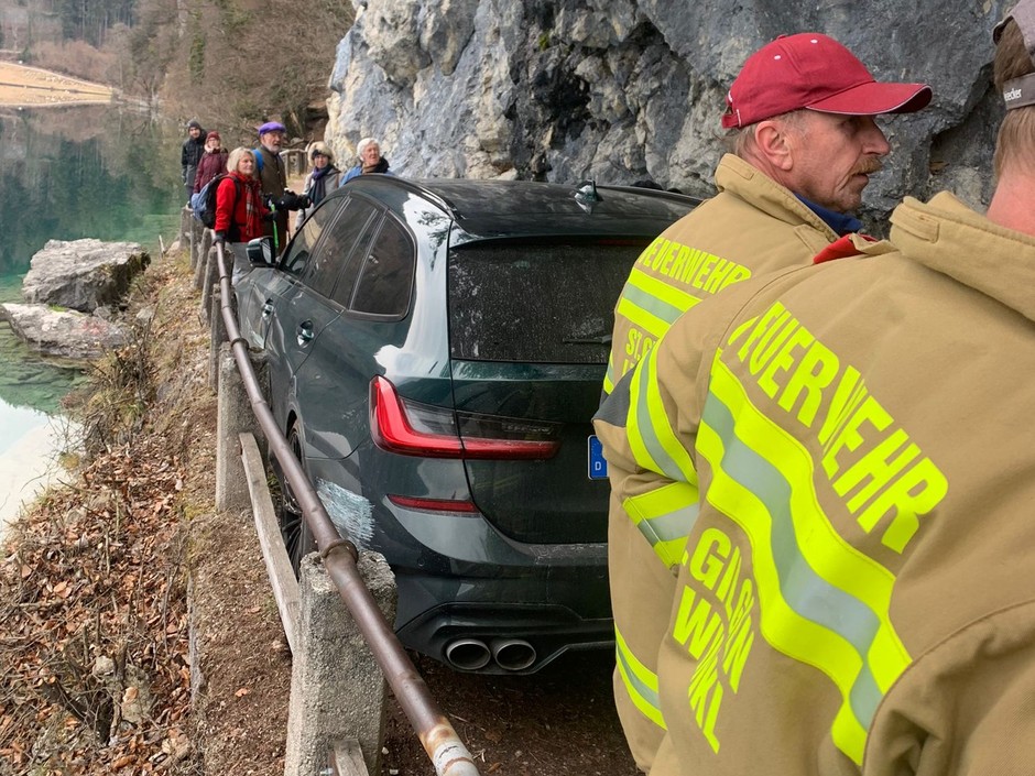 BMW-Alpina B3 Touring zakleszczona na górskim szlaku