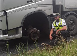 BYŁO Policjanci nie mogli uwierzyć własnym oczom – TIR jechał autostradą bez przedniego koła