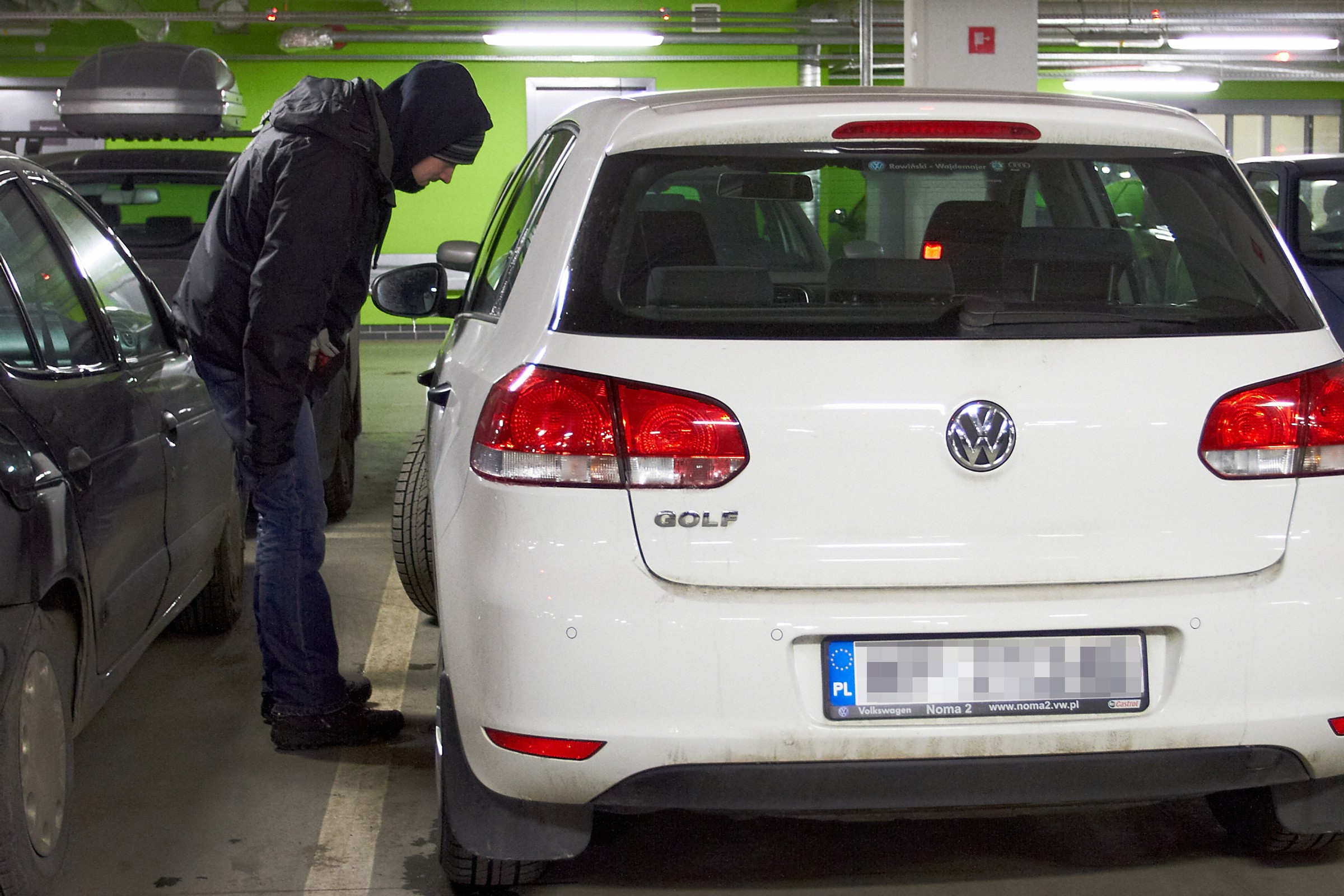 Kradną z aut element za kilka tysięcy złotych. Zajmuje im to kilkanaście sekund i nie ma obrony