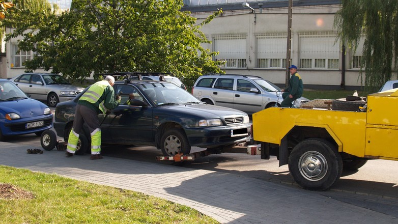 Kiedy policja i straż miejska mogą odholować auto