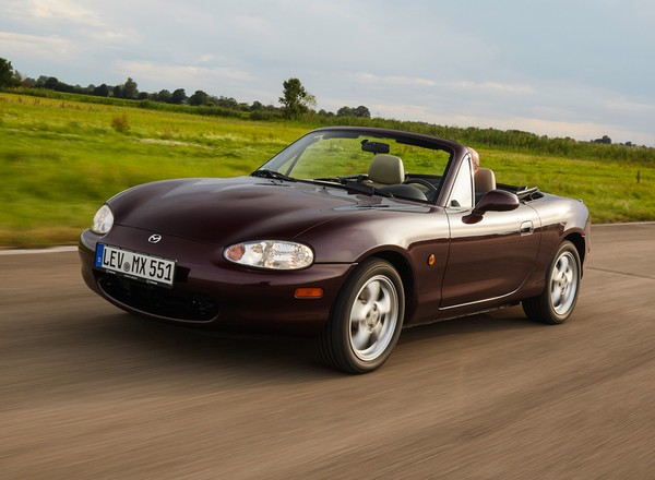 Kultowa scena z "Szybkich i wściekłych" z Mazdą MX-5 w roli głównej