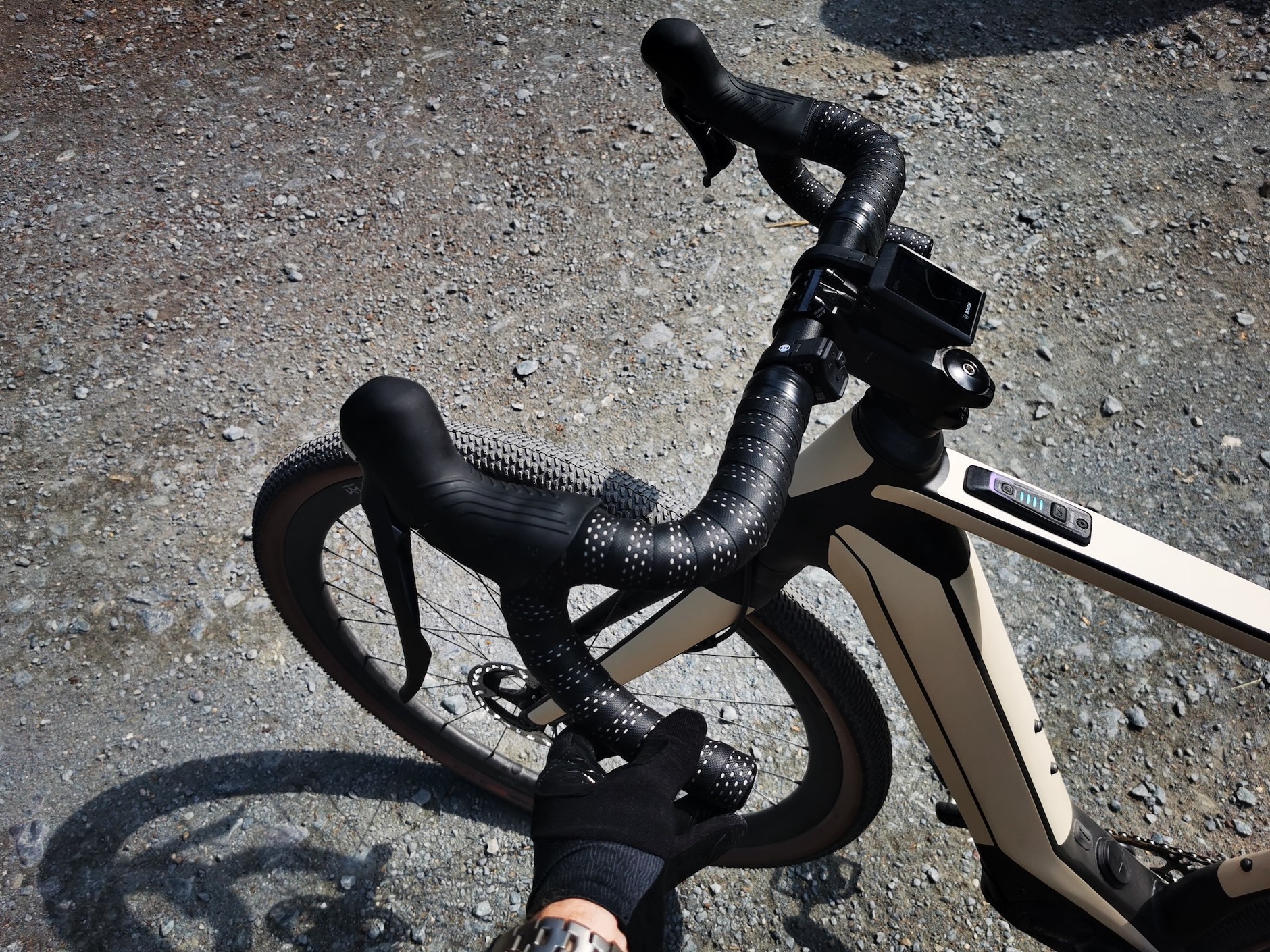 Gravel to typ roweru z kierownicą typu baranek, podobny nieco do roweru szosowego, jednak z grubszymi oponami i bardziej "wyluzowaną" geometrią