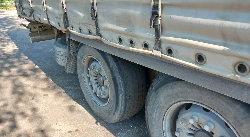 Naczepa miała całkowicie zniszczoną oponę. Inspektorzy zakazali dalszej jazdy