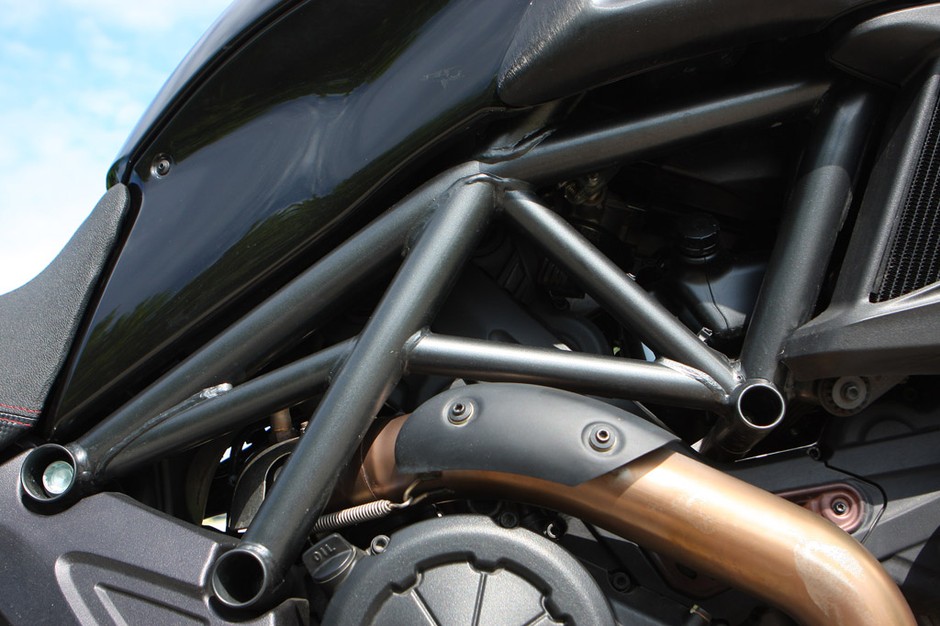 Ducati kontra Mercedes AMG: oto owoc fascynującej współpracy