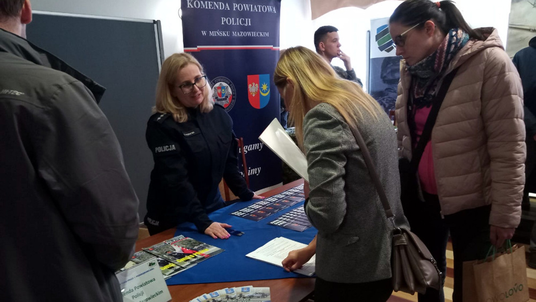 Obraz pochodzący z serwisu https://minsk.policja.gov.pl/pmm/aktualnosci/129221,XIX-MINSKIE-TARGI-PRACY-I-PRZEDSIEBIORCZOSCI-PROMOCJA-ZAWODU-POLICJANTA.html
