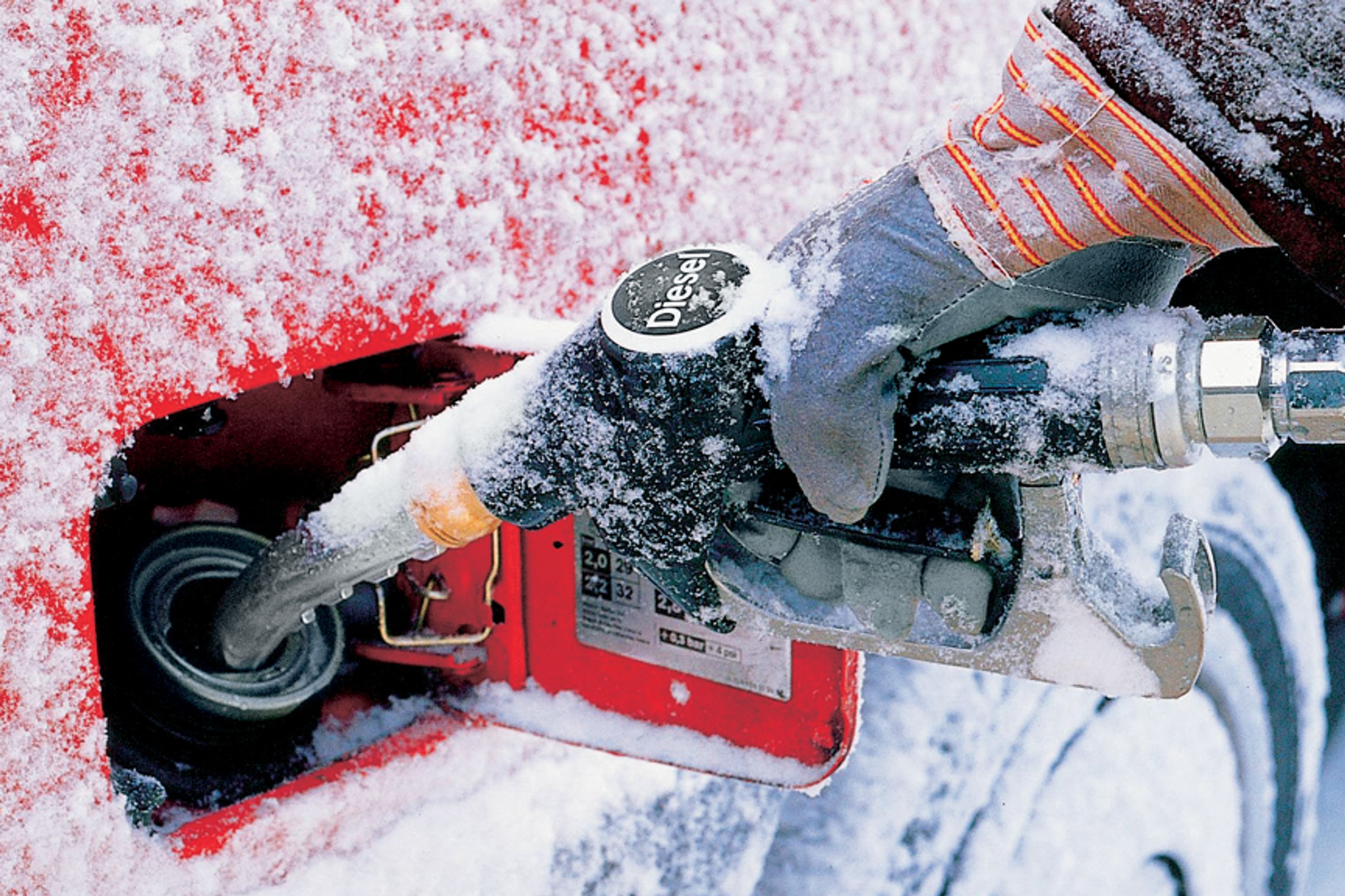 Tak łatwiej odpalisz diesla w zimne dni. Parafina w paliwie i metoda "na dwa razy"
