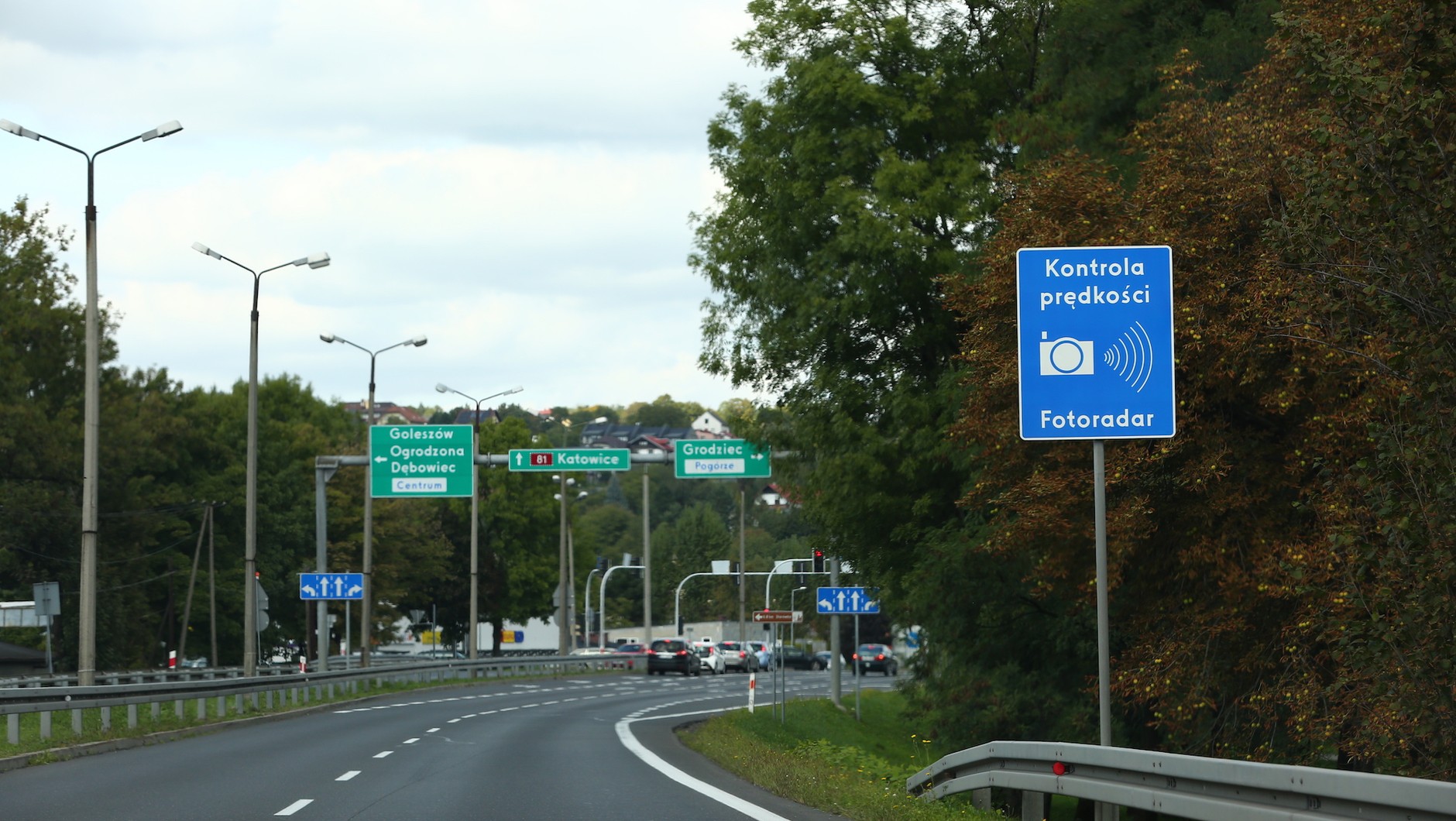 Znak D-51 ostrzega o zbliżaniu się do fotoradaru. Ma uspokajać ruch
