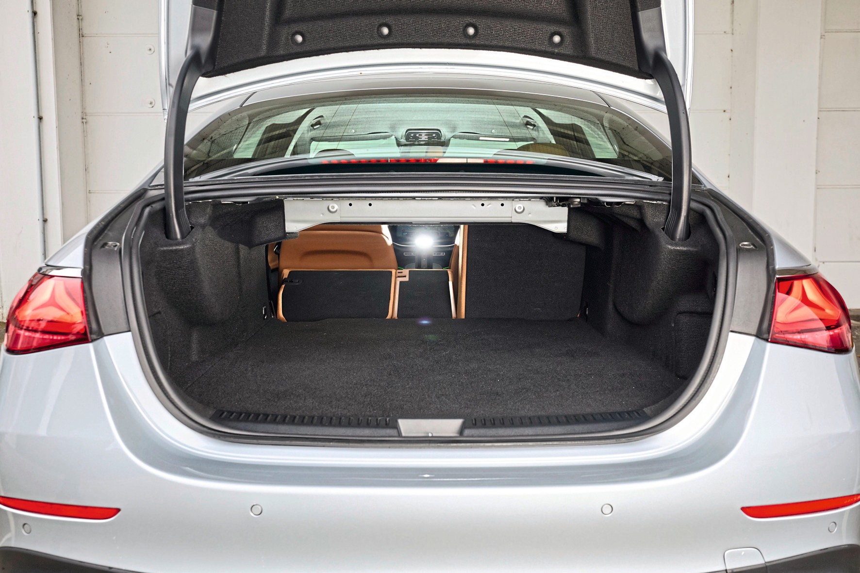 Mercedes E 400 e kontra Volvo S90 T8